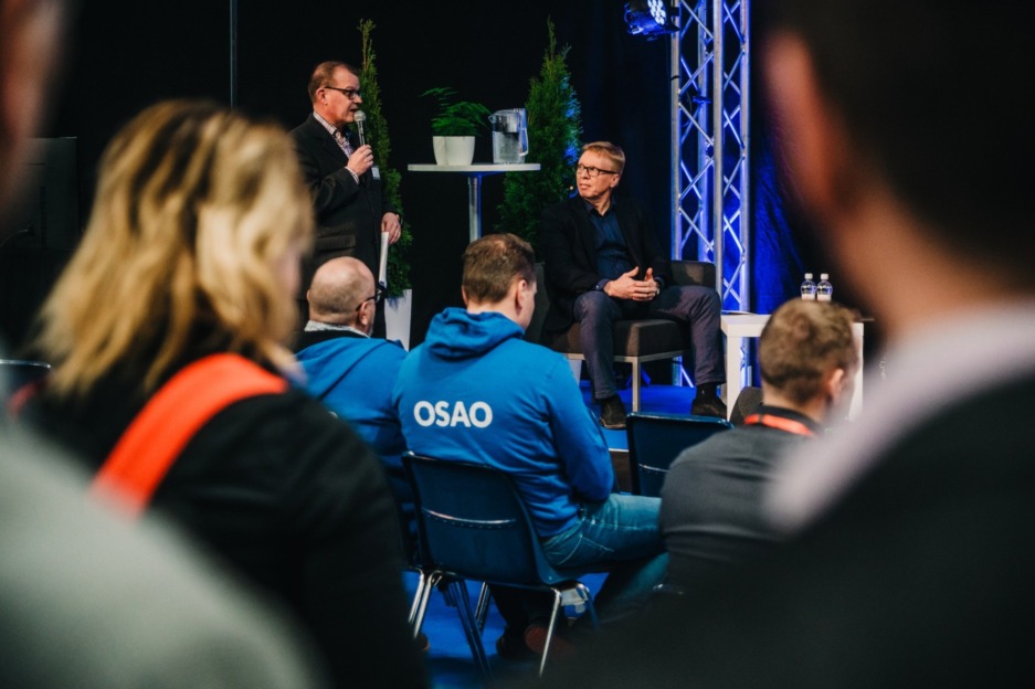 Asiantuntijapuheenvuorot ja paneelikeskustelut Pohjoinen Teollisuus -tapahtuman ohjelmalavalla.