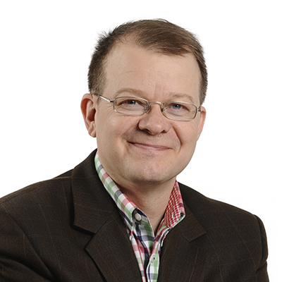 Esa Pellikainen moderoi Suurhankeinfoa Pohjoinen Teollisuus -tapahtumassa